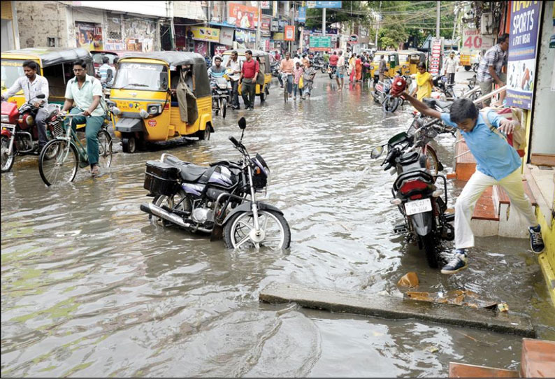 கால்வாய்களில் ஏற்பட்ட அடைப்பால் சாலையில் கழிவுநீருடன் தேங்கிய மழைநீர்