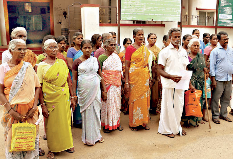 சீராக குடிநீர் வினியோகம் செய்யக்கோரி ஊராட்சி ஒன்றிய அலுவலகத்தில் பொதுமக்கள் முற்றுகை