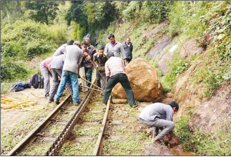 மேட்டுப்பாளையம் அருகே கன மழைக்கு தண்டவாளத்தில் பாறை விழுந்தது