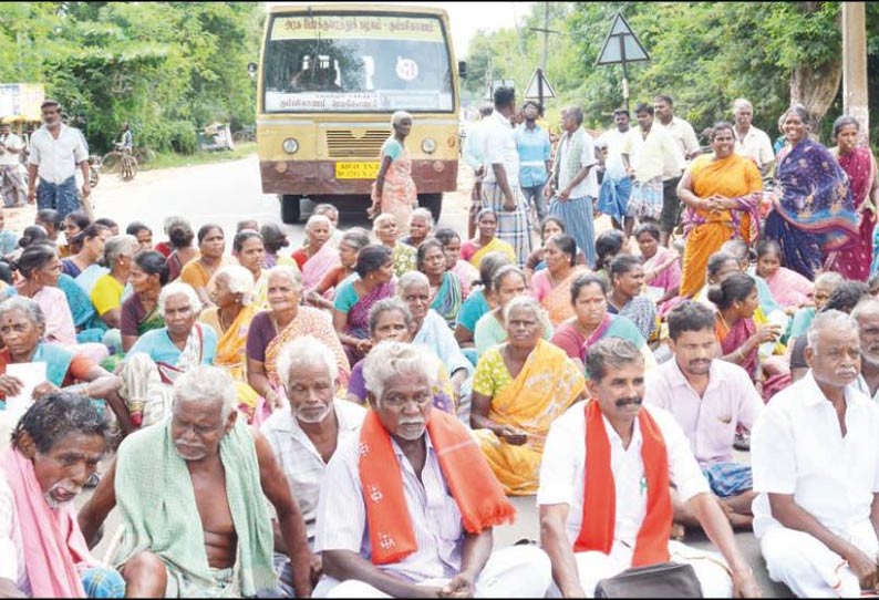 100 நாள் வேலை உறுதி திட்டத்தில் ஊதியம் வழங்காததை கண்டித்து கிராம மக்கள் சாலை மறியல்