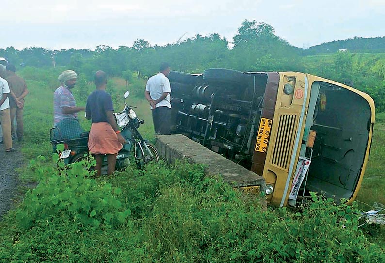 திருமங்கலம் அருகே பள்ளத்தில் பஸ் கவிழ்ந்து 17 பேர் காயம்