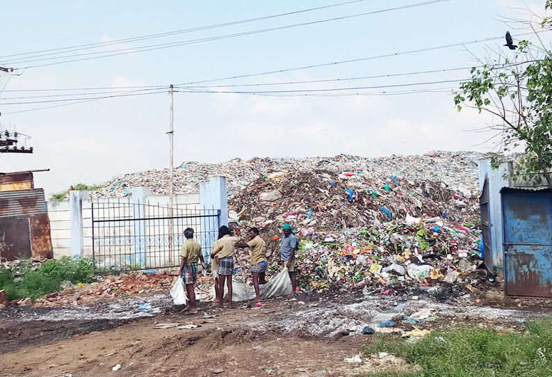 சாலையோரம் குப்பை கொட்டப்படுவதை கண்டித்து நகராட்சி லாரியை சிறைபிடித்து பொதுமக்கள் போராட்டம்