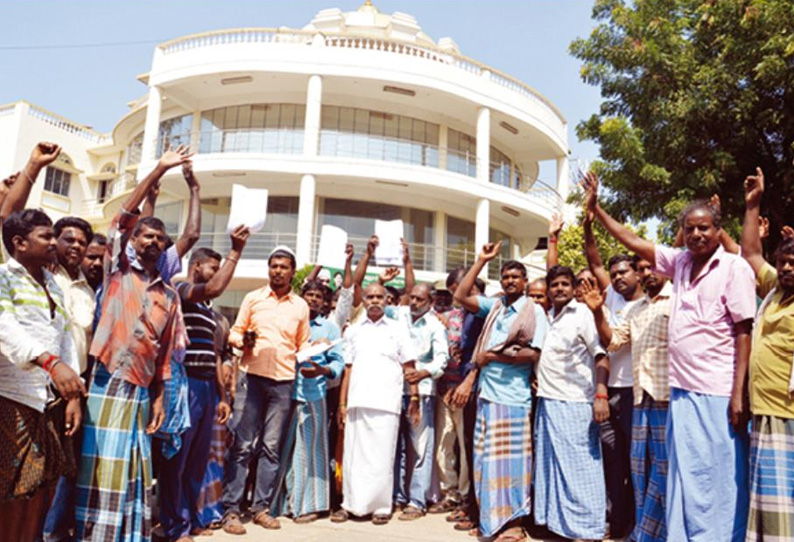 அலங்கோலமாக காட்சியளிக்கும் மார்க்கெட் வீதிகள் சீரமைக்கக்கோரி தொழிலாளர்கள் ஆர்ப்பாட்டம்