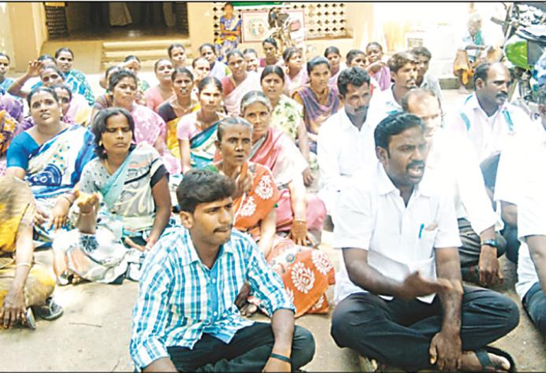 சாதி சான்றிதழ் கேட்டு கோட்டாட்சியர் அலுவலகத்தை முற்றுகையிட்டு கிராம மக்கள் போராட்டம்