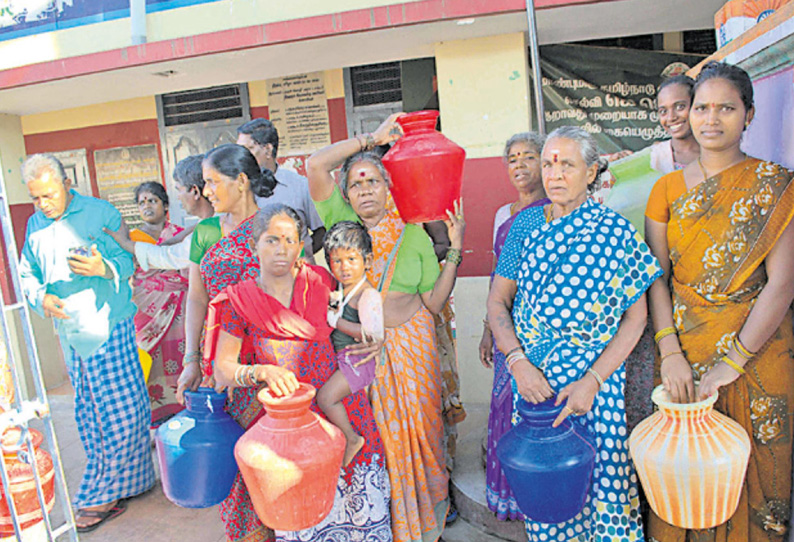 குடிநீர் வழங்கக்கோரி ஊராட்சிமன்ற அலுவலகத்தை முற்றுகையிட்டு பூட்டுப்போட்ட பொதுமக்கள்