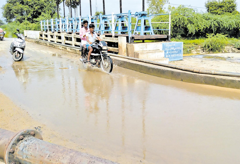 ஊத்துக்கோட்டை அருகே மழைநீர் தேங்கி நிற்பதால் கிருஷ்ணா நதி கால்வாய் பாலத்துக்கு ஆபத்து