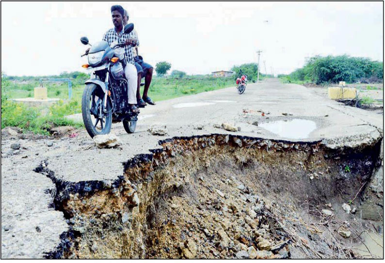 வெம்பக்கோட்டை அருகே மழையால் சேதமான சாலை