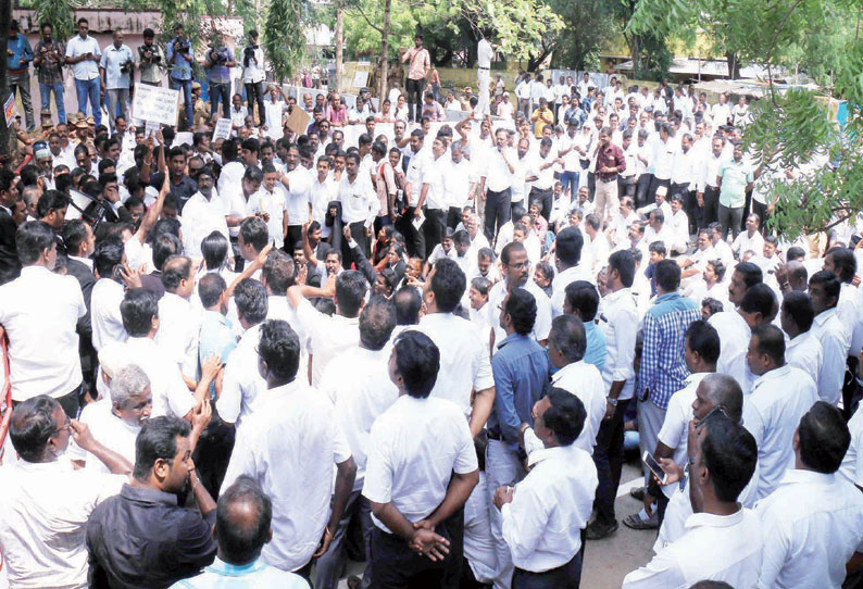 நெல்லை மாவட்ட போலீஸ் சூப்பிரண்டு அலுவலகத்தை வக்கீல்கள் முற்றுகையிட்டு போராட்டம்