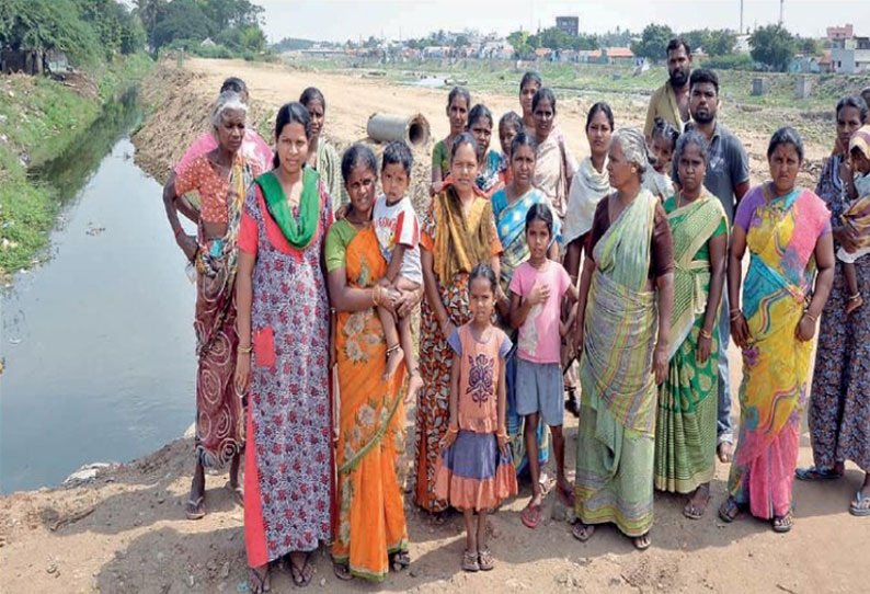 அணைக்காடு பகுதியில் லாரியில் கொண்டு வந்த கழிவுநீரை திறந்து விட்டதற்கு பொதுமக்கள் எதிர்ப்பு