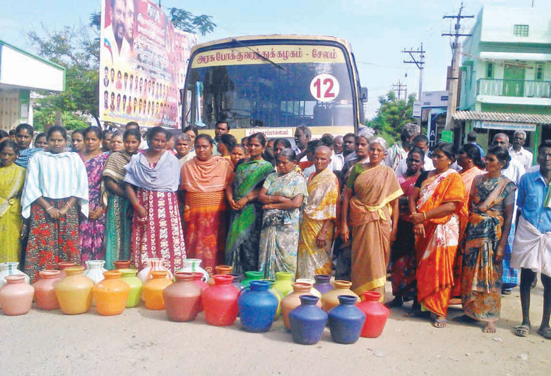 பரமத்திவேலூர் அருகே குடிநீர் வழங்கக்கோரி பொதுமக்கள் காலிக்குடங்களுடன் சாலைமறியல்