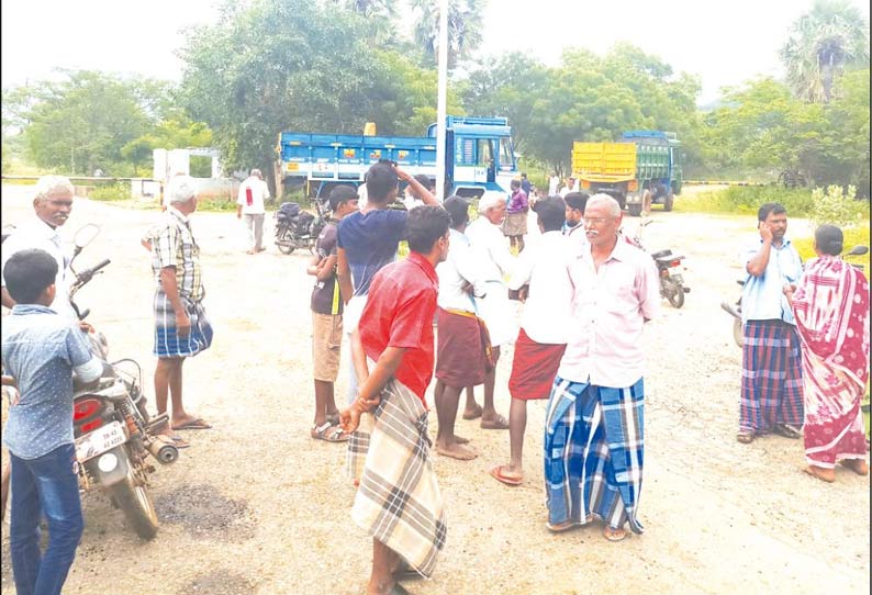 மூடப்பட்ட குவாரியில் கிரஷர் மண் ஏற்றிய 4 வாகனங்களை பொதுமக்கள் சிறைபிடிப்பு