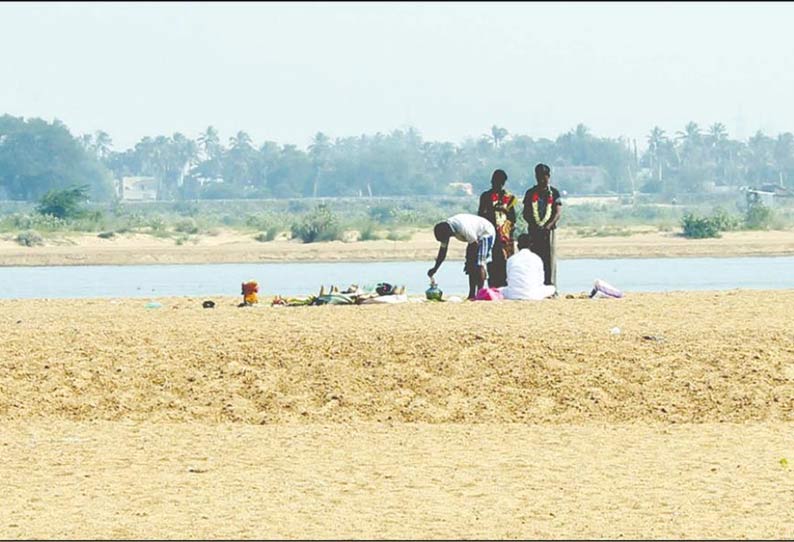 காவிரி ஆற்றுப்பகுதியில் பரிகார பூஜைகள் செய்வதை தடுக்க வேண்டும் பொதுமக்கள் வேண்டுகோள்