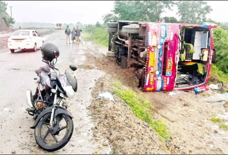 கொரடாச்சேரி அருகே வேளாங்கண்ணிக்கு சுற்றுலா வந்த பஸ் கவிழ்ந்தது; 15 பேர் படுகாயம்