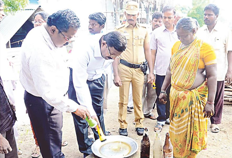 செஞ்சி அருகே டெங்கு கொசு ஒழிப்பு பணிகளை கலெக்டர் சுப்பிரமணியன் ஆய்வு