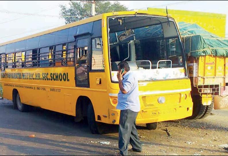 எலச்சிப்பாளையம் அருகே பள்ளி பஸ் மீது லாரி மோதி 24 மாணவ-மாணவிகள் காயம்