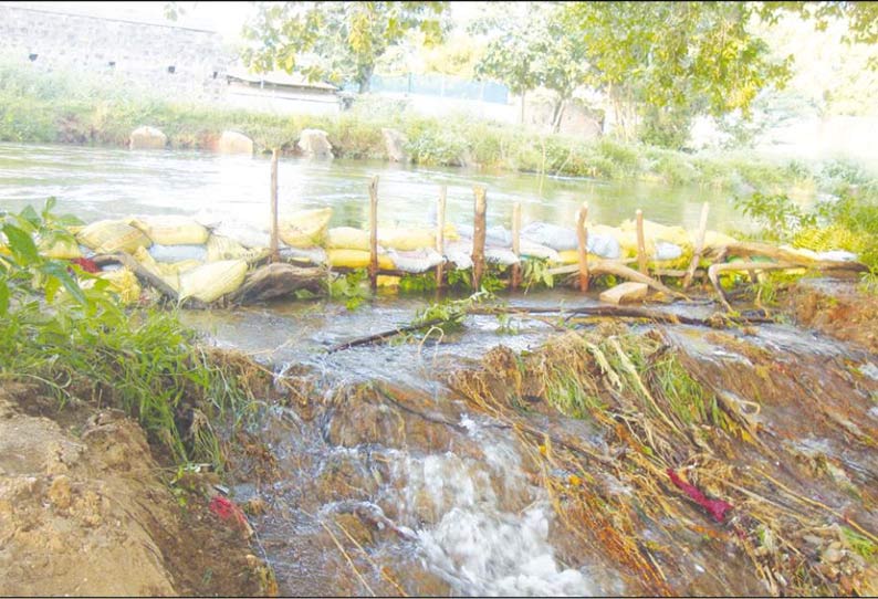 புள்ளம்பாடி வாய்க்காலில் மீண்டும் உடைப்பு ஊருக்குள் தண்ணீர் புகும் அபாயம்