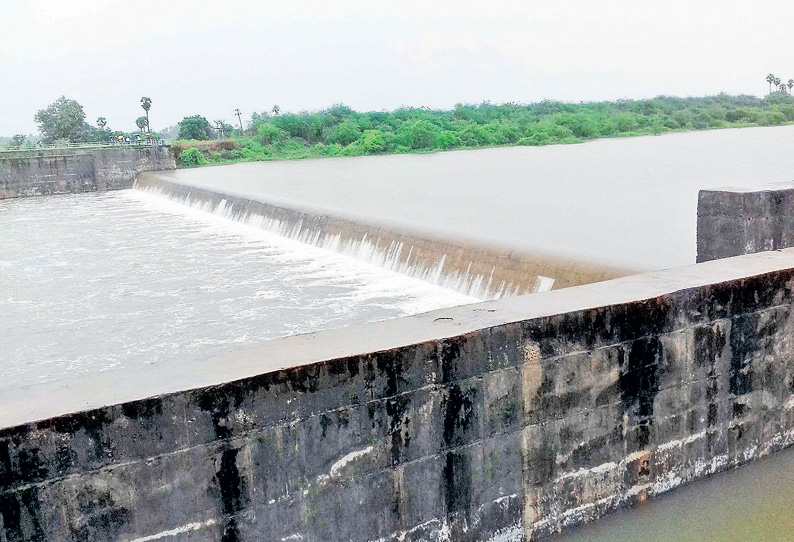 வீணாக தண்ணீர் கடலுக்கு செல்வதை தவிர்க்க தடுப்பணையின் உயரத்தை அதிகரிக்க வேண்டும் பொதுமக்கள் கோரிக்கை