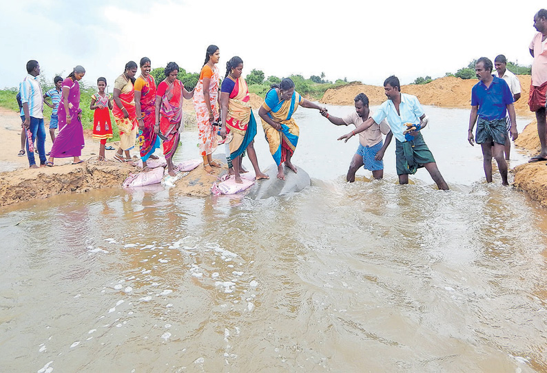 கூவம் ஆற்றை சிரமத்துடன் கடந்து செல்லும் பொதுமக்கள்