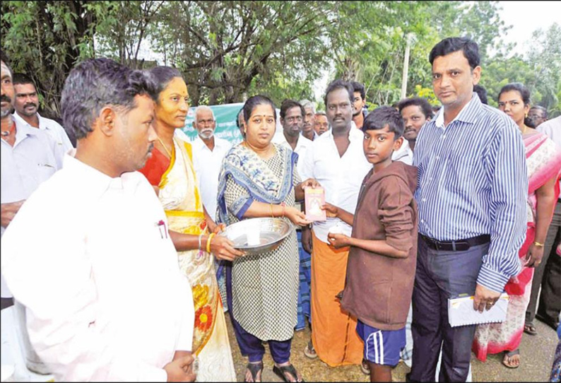 ஊத்துக்கோட்டை அருகே தொற்றுநோய் தடுப்பு பணிகளை ஆய்வு செய்த கலெக்டர்