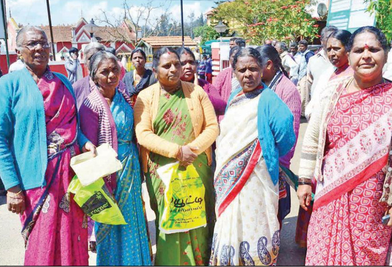 பிங்கர்போஸ்ட் அண்ணா காலனியில் நடைபாதை அமைத்து தரக்கோரி கலெக்டரிடம் மனு