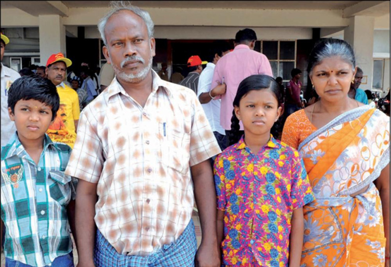 போக்குவரத்து அதிகாரிகள் மீது நடவடிக்கை எடுக்க வேண்டும் கலெக்டரிடம் நடத்துனர்கள் மனு