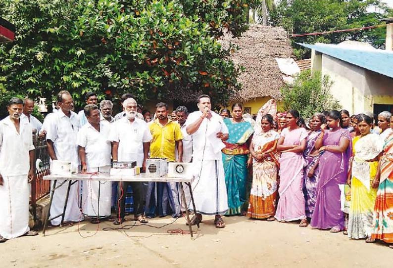 பாசன வாய்க்கால்களை தூர்வாரும் பணியை விவசாயிகளிடம் ஒப்படைக்க கோரி ஆர்ப்பாட்டம்