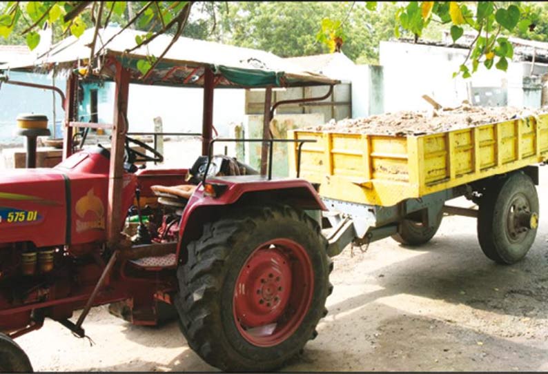 கரூரில் அமராவதி ஆற்றில் கழிவுகளை கொட்ட வந்த டிராக்டர் சிறைபிடிப்பு