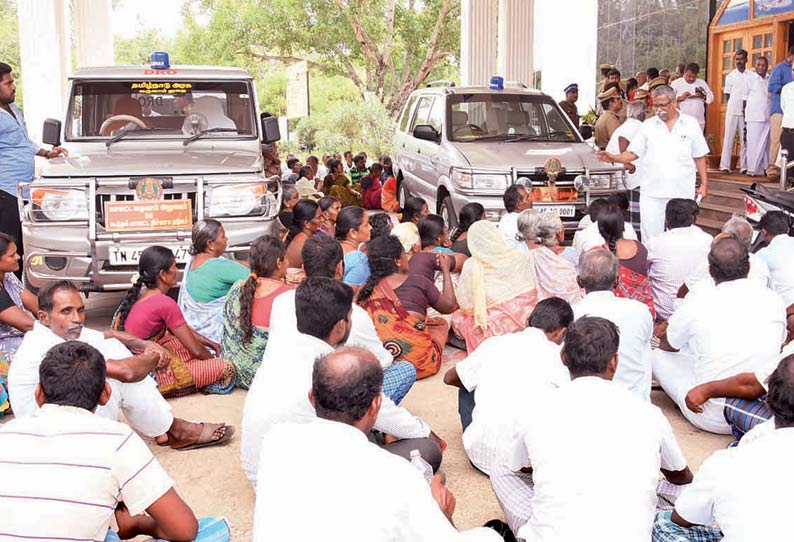 7 பேர் கைது செய்யப்பட்டதை கண்டித்து திருச்சி கலெக்டர் காரை முற்றுகையிட்டு கிராம மக்கள் போராட்டம்