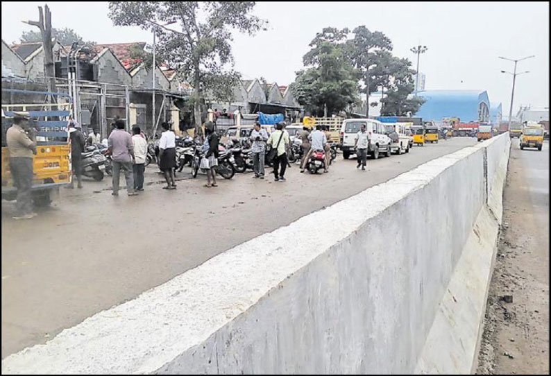 கோயம்பேடு மார்க்கெட்டில் சாலை தடுப்பு சுவரை அகற்றக்கோரி தொழிலாளர்கள் போராட்டம்