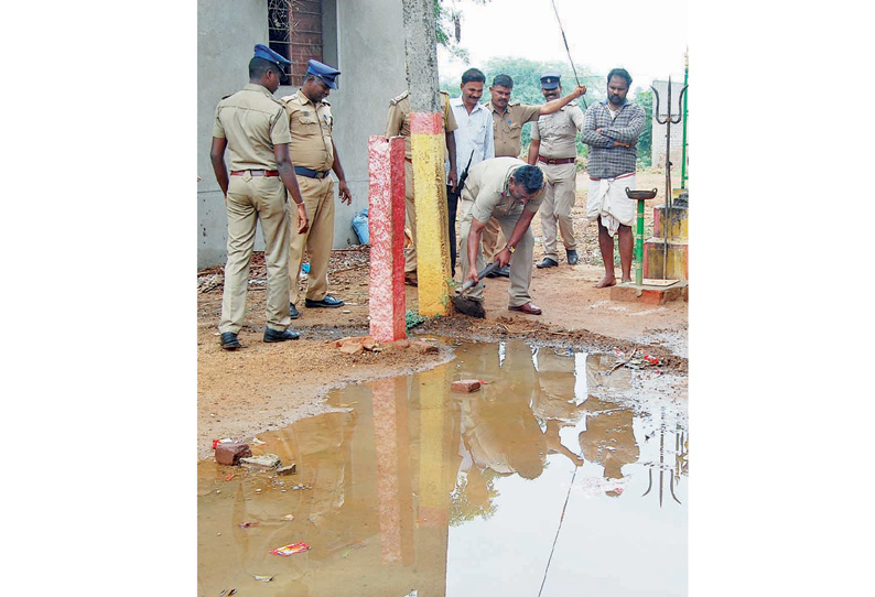 சாலையில் தேங்கி கிடக்கும் கழிவுநீரை அகற்றக்கோரி பொதுமக்கள் போராட்டம்