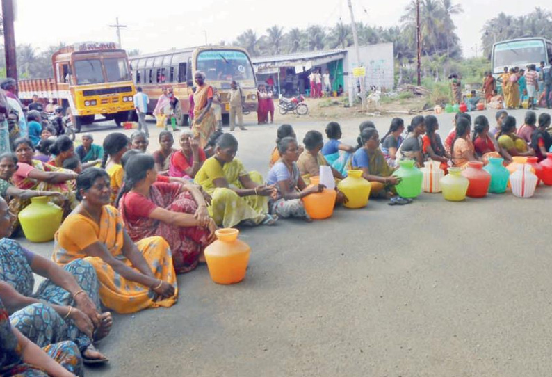 பொங்கலூர் அருகே குடிநீர் கேட்டு பொதுமக்கள் சாலைமறியல்