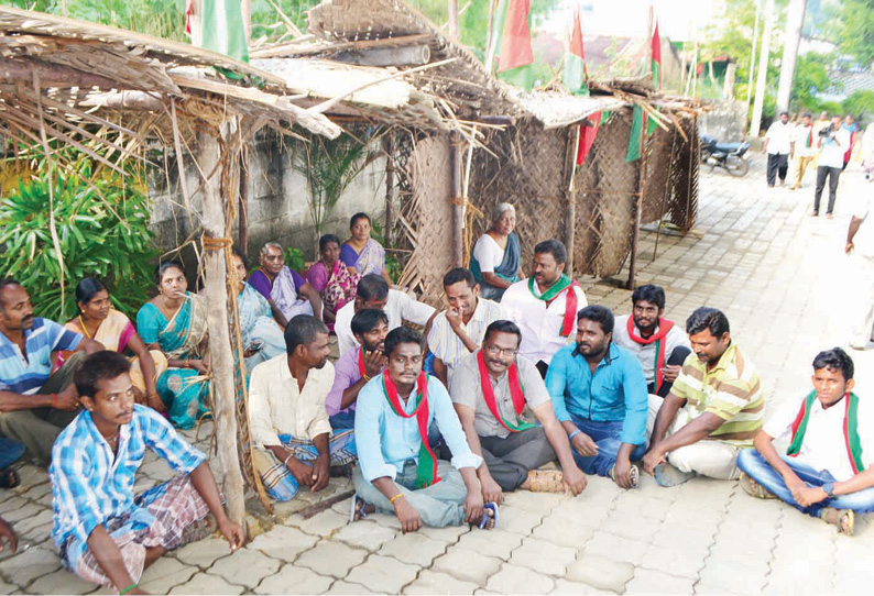 புதிய தமிழகம் கட்சியினர் போராட்டம் தனியார் ஆஸ்பத்திரி வளாகத்தில் குடிசைகள் அமைத்து குடியேறினர்