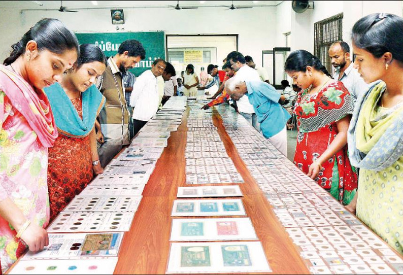 திருச்சி மாவட்ட மைய நூலகத்தில் பார்வையாளர்களை கவர்ந்த பணத்தாள், நாணய கண்காட்சி