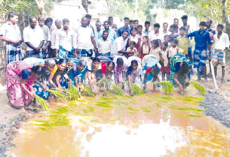 திருத்துறைப்பூண்டி அருகே சேதமடைந்த சாலையில் நாற்று நட்டு நூதன போராட்டம்