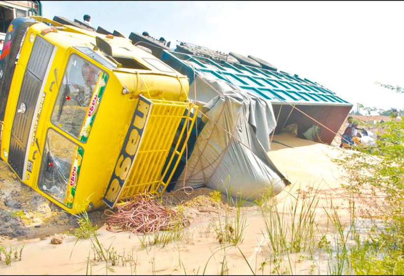 திருவாரூர் அருகே கோதுமை ஏற்றி சென்ற லாரி, பள்ளத்தில் கவிழ்ந்தது