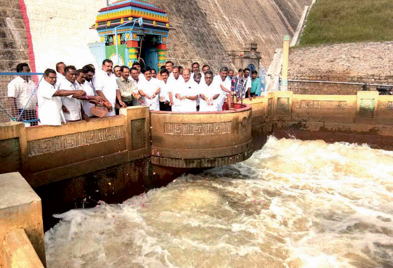 அமராவதி அணையில் இருந்து பாசனத்திற்கு திறந்து விடப்பட்டுள்ள தண்ணீரை நிறுத்த வேண்டும்