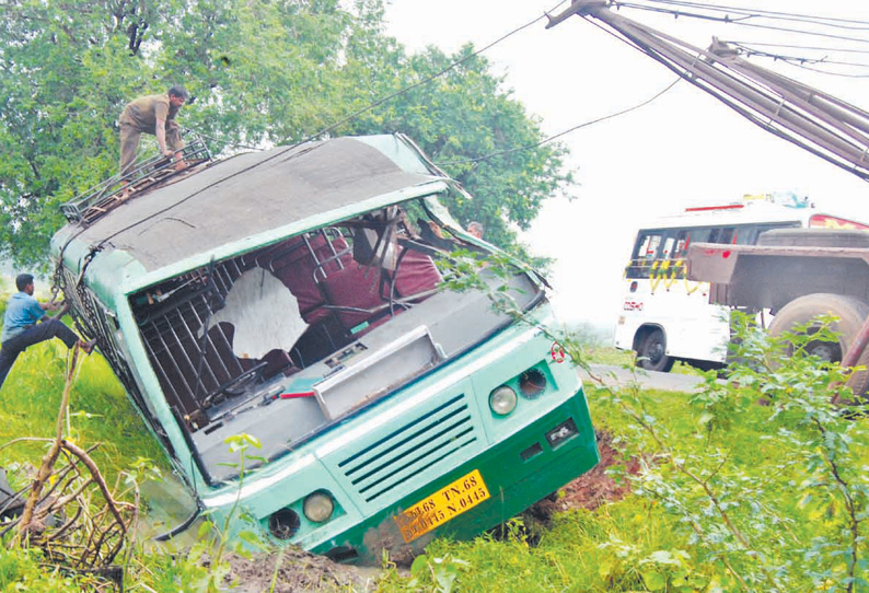 சாலையோர வாய்க்காலில் அரசு பஸ் கவிழ்ந்து விபத்து பயணிகள் இல்லாததால் அசம்பாவிதம் தவிர்ப்பு