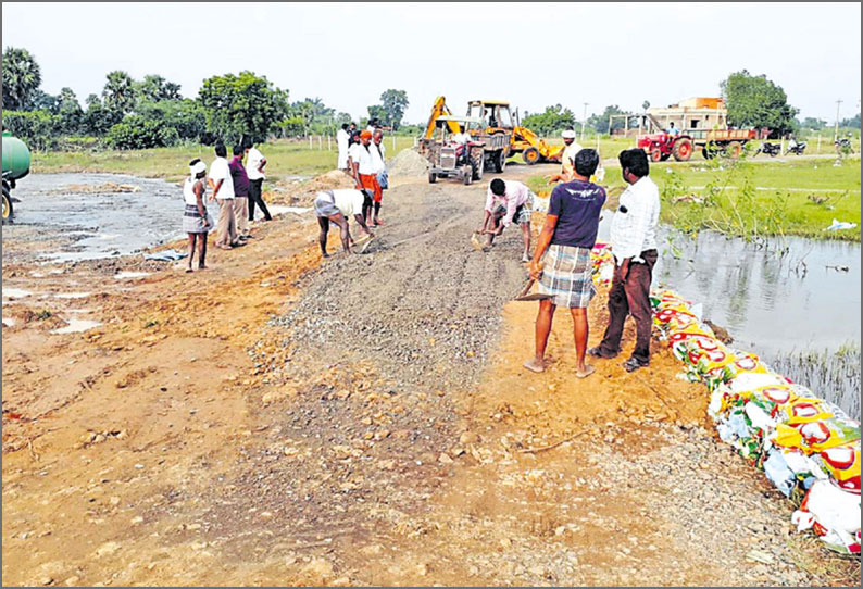 மழையால் துண்டிக்கப்பட்ட ஒரத்தூர்–நீலமங்கலம் சாலை சீரமைப்பு