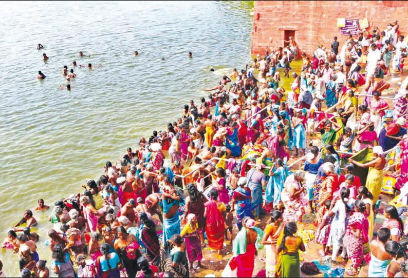 கும்பகோணம், திருவையாறில் ஐப்பசி கடைமுழுக்கு தீர்த்தவாரி திரளான பக்தர்கள் காவிரியில் புனித நீராடினர்