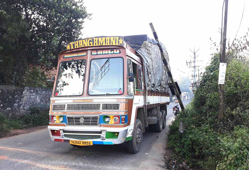 ரெயில்வே கிராசிங் தடுப்பு வளைவில் சிக்கிய லாரி போக்குவரத்து பாதிப்பு