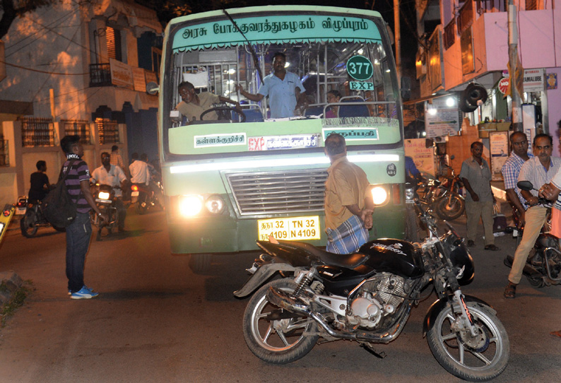 மோட்டார்சைக்கிளில் சென்று அரசு பஸ்சை வழிமறித்த வாலிபர்