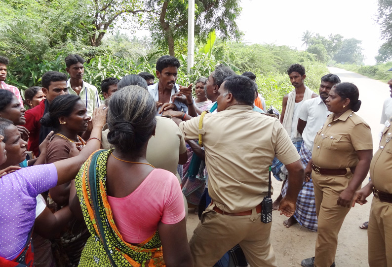 ஸ்ரீமுஷ்ணம் அருகே மணல் லாரிகளை சிறைபிடித்து கிராம மக்கள் போராட்டம் நடத்த முயற்சி