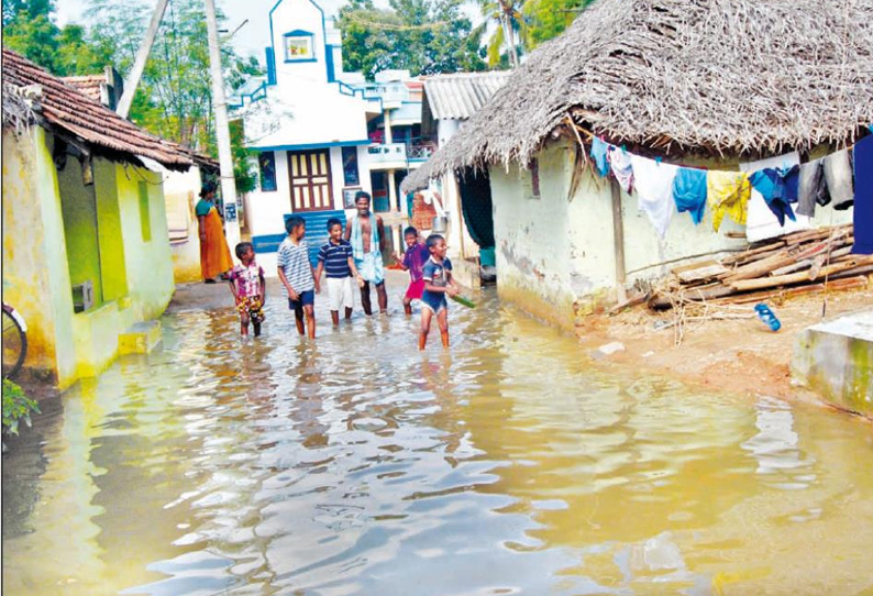 கழிவுநீர் குழாயில் உடைப்பு: வாய்க்காலில் வெளியேறிய காவிரி நீர் மணல்மூட்டைகளால் அடைக்கப்பட்டது