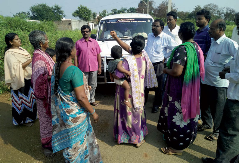 கொசு ஒழிப்பு பணி ஆய்வுக்கு சென்ற அதிகாரியை பொதுமக்கள் முற்றுகை