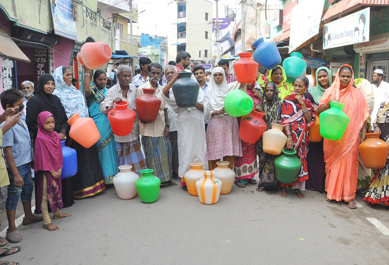 குடிநீர் கேட்டு காலிகுடங்களுடன் பொதுமக்கள் சாலைமறியல்