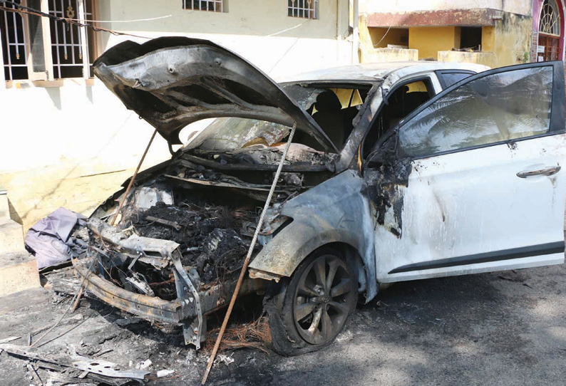 சேலம் மணக்காட்டில் ரியல் எஸ்டேட் அதிபரின் கார் தீ வைத்து எரிப்பு? போலீசார் விசாரணை