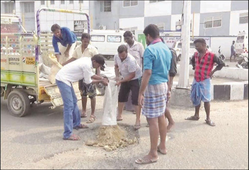 பெரம்பலூரில் இளைஞர்கள் மண்ணை கொட்டி சமப்படுத்தினர்