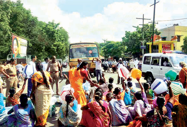 குடிநீர் கேட்டு பெண்கள் குடங்களுடன் சாலை மறியல் ஊராட்சி ஒன்றிய அலுவலகத்தையும் முற்றுகையிட்டனர்