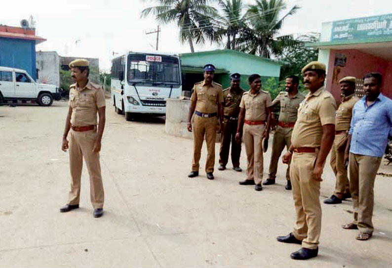 அரக்கோணம் அருகே பானிபூரி சாப்பிட்டவர்கள் கோஷ்டி மோதல் மோட்டார்சைக்கிள்கள் எரிப்பு