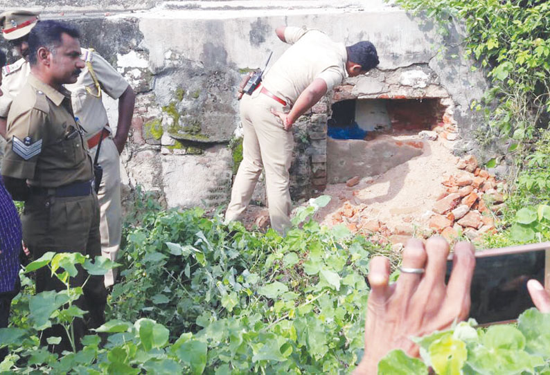 கடையின் சுவரில் துளையிட்டு ரூ.5 லட்சம் செல்போன்கள் கொள்ளை போலீசார் வலைவீச்சு